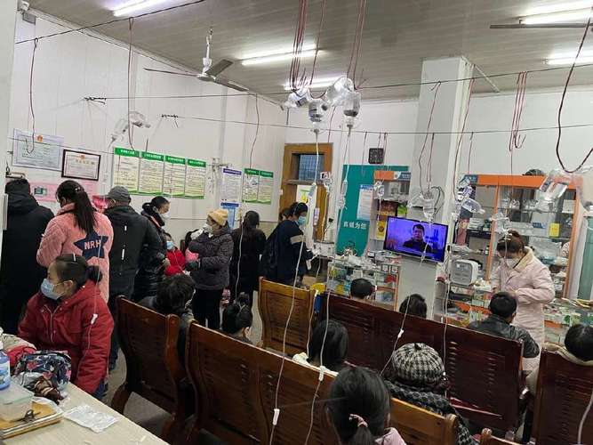 农村疫情退烧药短缺，患者只能路边排队输液，小诊所爆满